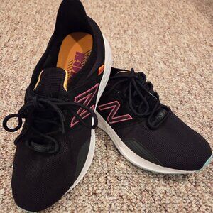 Womens Black New Balance Roav